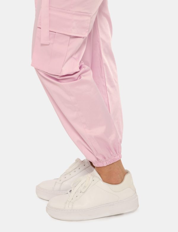 Pantalone Disclaimer rosa - COMPOSIZIONE E VESTIBILITÀ:Altre materieLa modella è alta 170 cm e indossa la taglia S. La vesti