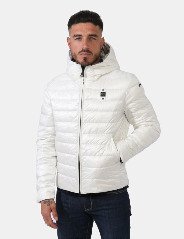 Piumino Blauer Bianco - Piumino leggero con cappuccio in total bianco con tasche a taglio trasversale e chiusura a zip. La v