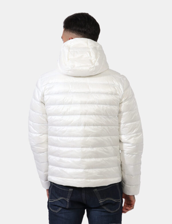 Piumino Blauer Bianco - Piumino leggero con cappuccio in total bianco con tasche a taglio trasversale e chiusura a zip. La v