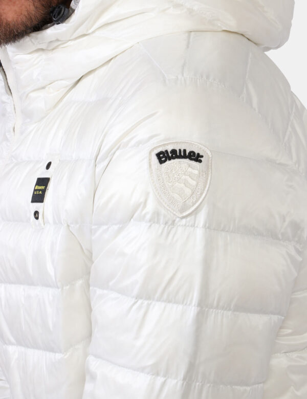 Piumino Blauer Bianco - Piumino leggero con cappuccio in total bianco con tasche a taglio trasversale e chiusura a zip. La v