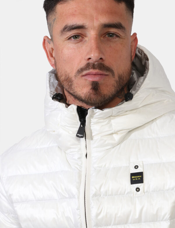 Piumino Blauer Bianco - Piumino leggero con cappuccio in total bianco con tasche a taglio trasversale e chiusura a zip. La v