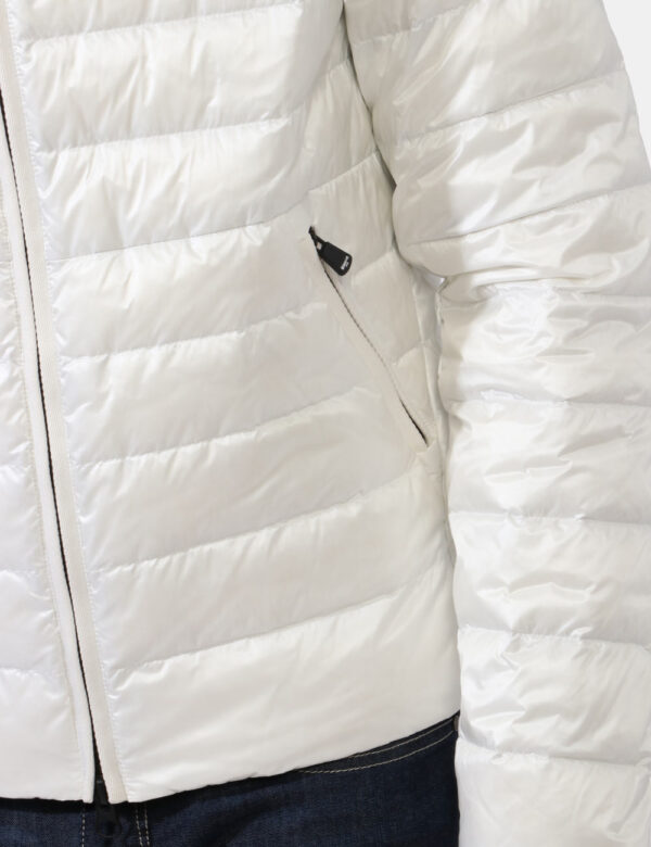 Piumino Blauer Bianco - Piumino leggero con cappuccio in total bianco con tasche a taglio trasversale e chiusura a zip. La v