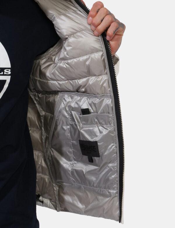 Piumino Blauer Bianco - Piumino leggero con cappuccio in total bianco con tasche a taglio trasversale e chiusura a zip. La v
