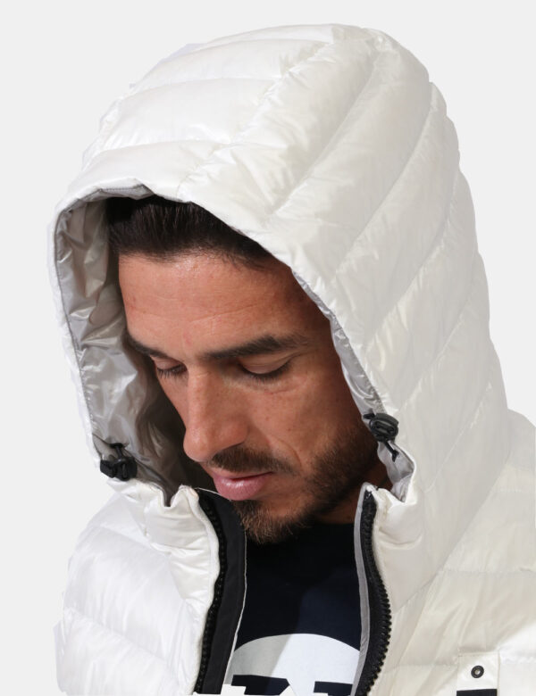 Piumino Blauer Bianco - Piumino leggero con cappuccio in total bianco con tasche a taglio trasversale e chiusura a zip. La v