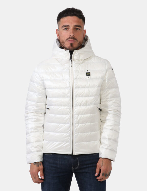 Piumino Blauer Bianco - Piumino leggero con cappuccio in total bianco con tasche a taglio trasversale e chiusura a zip. La v