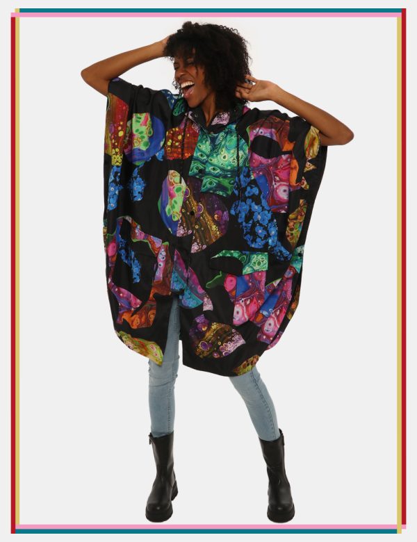 Mantella Desigual fantasia - COMPOSIZIONE E VESTIBILITÀ:100% poliestereLa modella è alta 170 cm e indossa la taglia S. La ve
