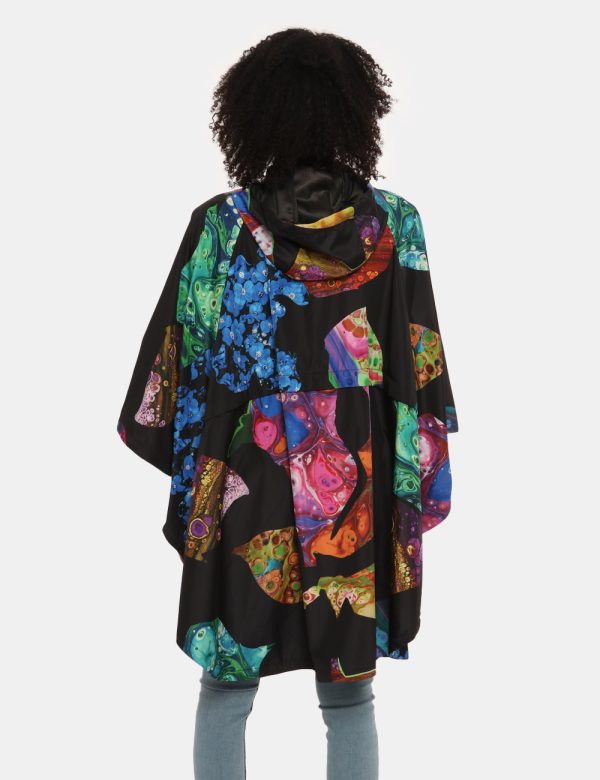 Mantella Desigual fantasia - COMPOSIZIONE E VESTIBILITÀ:100% poliestereLa modella è alta 170 cm e indossa la taglia S. La ve