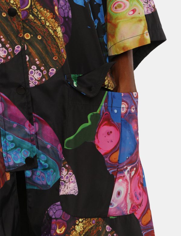 Mantella Desigual fantasia - COMPOSIZIONE E VESTIBILITÀ:100% poliestereLa modella è alta 170 cm e indossa la taglia S. La ve