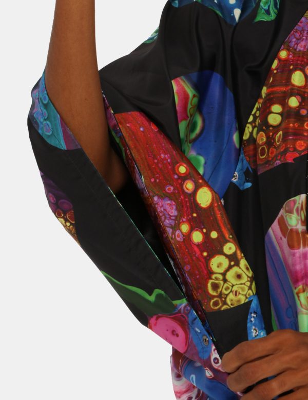 Mantella Desigual fantasia - COMPOSIZIONE E VESTIBILITÀ:100% poliestereLa modella è alta 170 cm e indossa la taglia S. La ve
