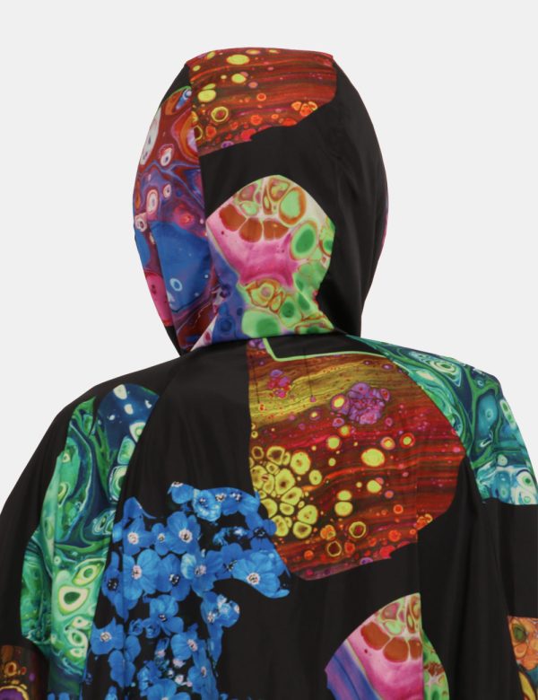 Mantella Desigual fantasia - COMPOSIZIONE E VESTIBILITÀ:100% poliestereLa modella è alta 170 cm e indossa la taglia S. La ve