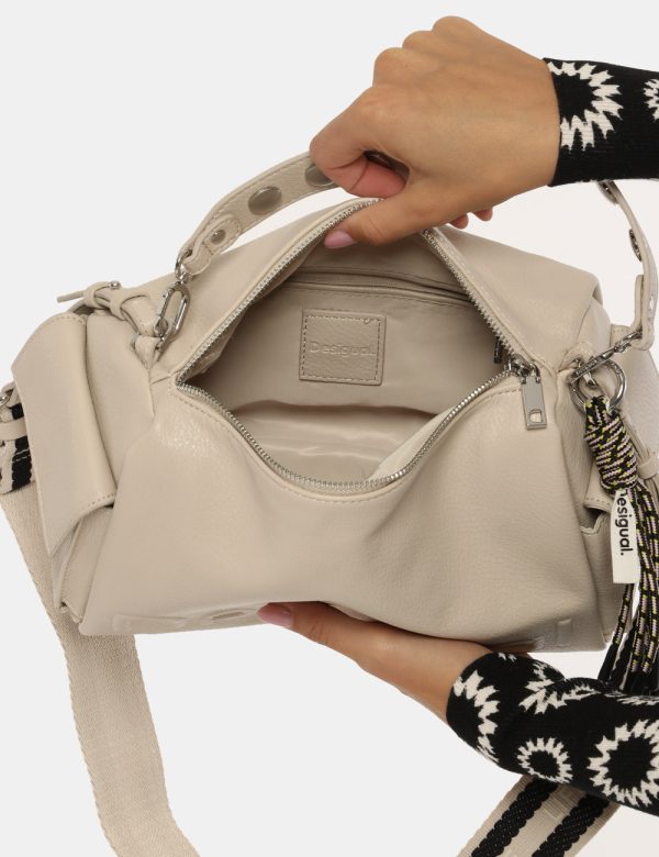 Borsa Desigual beige - COMPOSIZIONE E VESTIBILITÀ:100% poliuretanoCONSIGLI DI STILE:Borsa a tracolla di medie dimensioni in