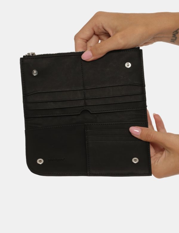 Portafoglio Desigual nero - COMPOSIZIONE E VESTIBILITÀ:100% poliestereCONSIGLI DI STILE:Portafoglio di medie dimensioni in s