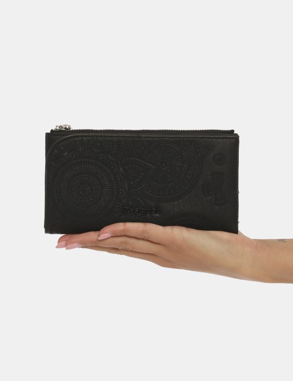 Portafoglio Desigual nero - COMPOSIZIONE E VESTIBILITÀ:100% poliestereCONSIGLI DI STILE:Portafoglio di medie dimensioni in s