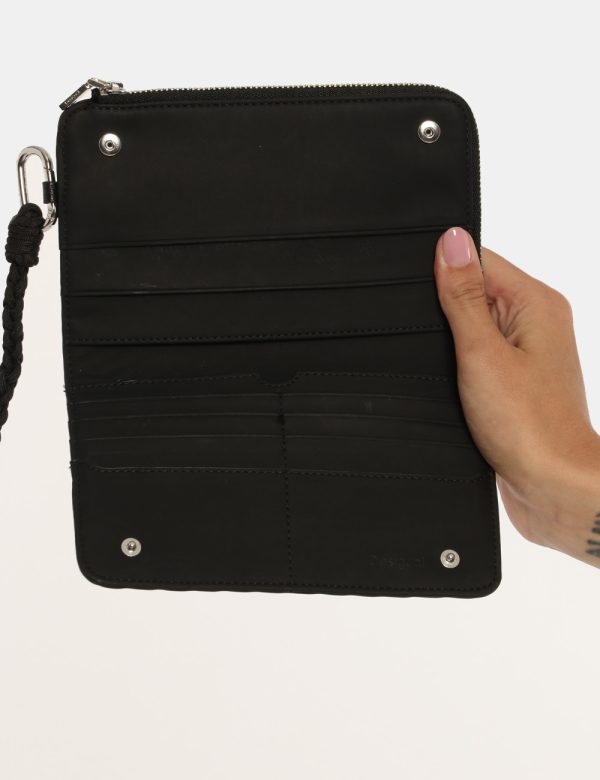 Portafoglio Desigual nero e pois - COMPOSIZIONE E VESTIBILITÀ:100% poliestereCONSIGLI DI STILE:Portafoglio di medie dimensio
