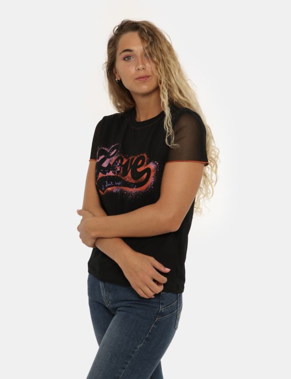 T-shirt Desigual nera fantasia - COMPOSIZIONE E VESTIBILITÀ:93% cotone 6% poliestere 1% elastaneLa modella è alta 170 cm e i