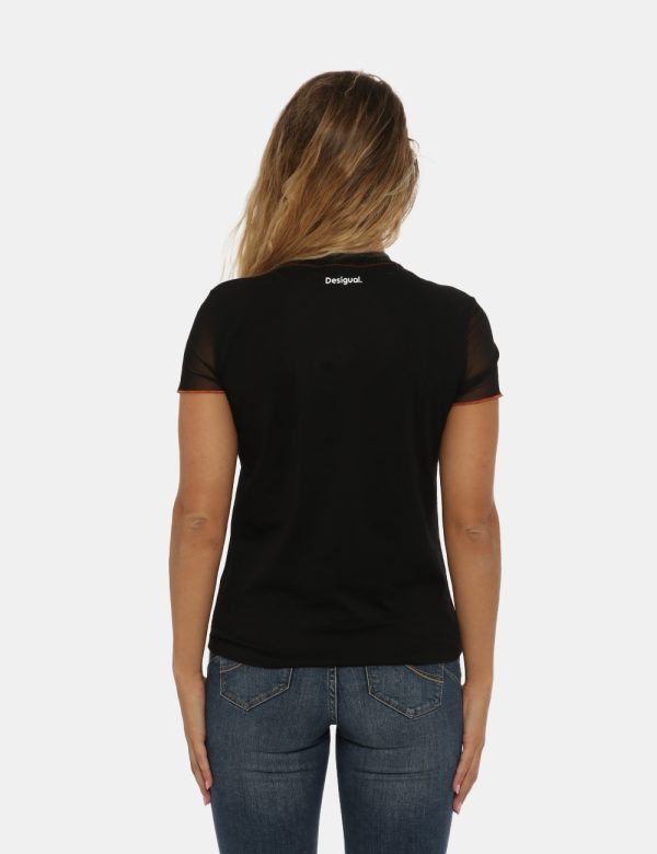 T-shirt Desigual nera fantasia - COMPOSIZIONE E VESTIBILITÀ:93% cotone 6% poliestere 1% elastaneLa modella è alta 170 cm e i