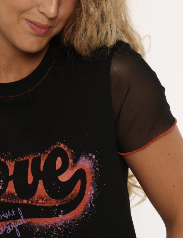 T-shirt Desigual nera fantasia - COMPOSIZIONE E VESTIBILITÀ:93% cotone 6% poliestere 1% elastaneLa modella è alta 170 cm e i