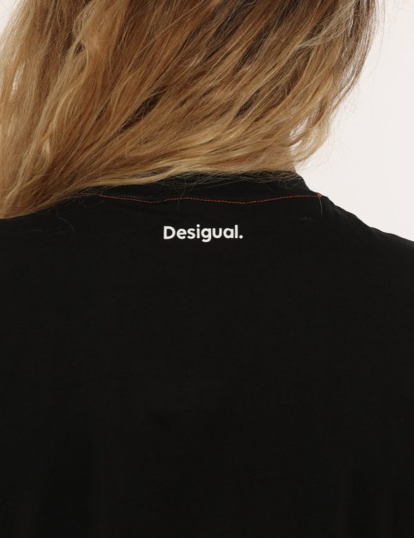 T-shirt Desigual nera fantasia - COMPOSIZIONE E VESTIBILITÀ:93% cotone 6% poliestere 1% elastaneLa modella è alta 170 cm e i