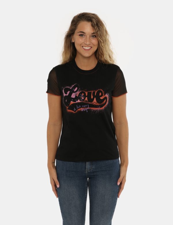 T-shirt Desigual nera fantasia - COMPOSIZIONE E VESTIBILITÀ:93% cotone 6% poliestere 1% elastaneLa modella è alta 170 cm e i