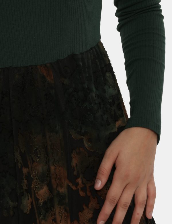 Vestito Desigual lungo verde - COMPOSIZIONE E VESTIBILITÀ:63% viscosa 31% poliestere 6% elastaneLa modella è alto 170 cm e i