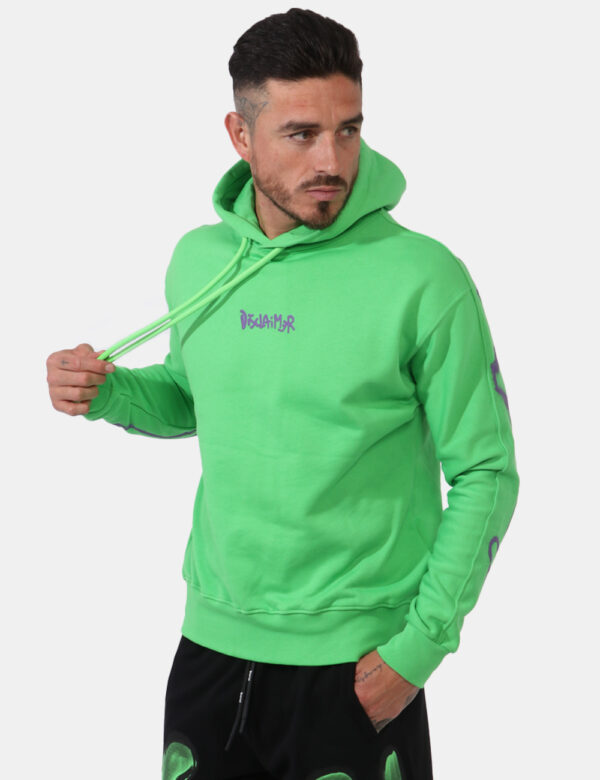 Felpa Disclaimer Verde - Felpa con cappuccio in total verde brillante con stampa logo brand viola sia sul fronte sia sulle m