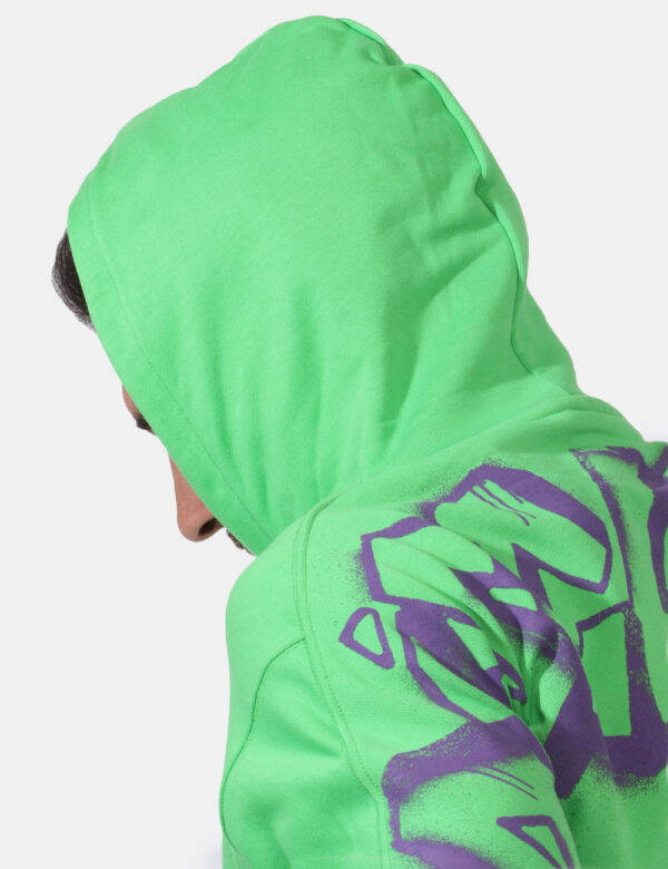 Felpa Disclaimer Verde - Felpa con cappuccio in total verde brillante con stampa logo brand viola sia sul fronte sia sulle m
