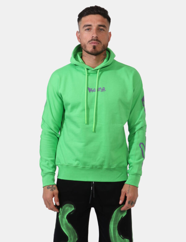 Felpa Disclaimer Verde - Felpa con cappuccio in total verde brillante con stampa logo brand viola sia sul fronte sia sulle m