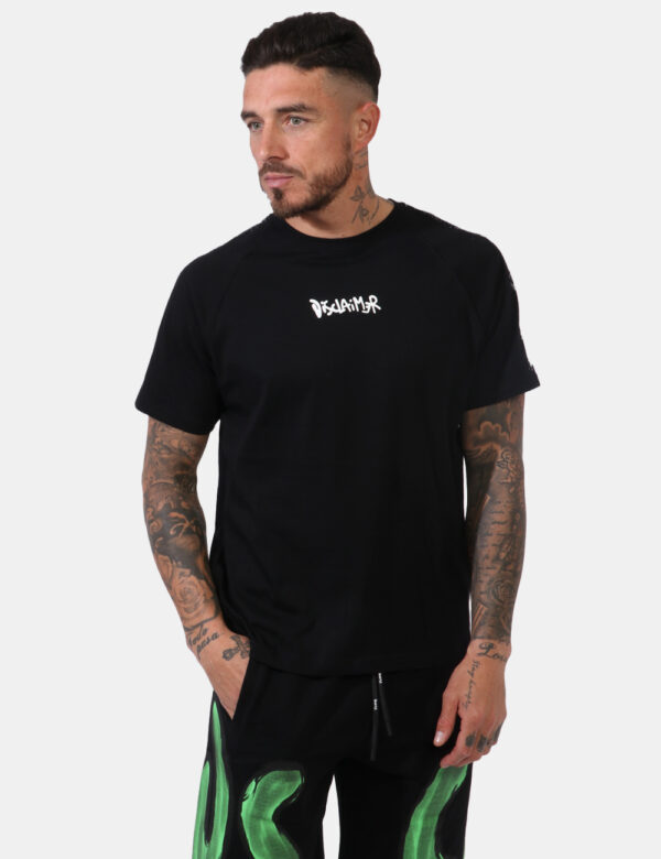 T-shirt Disclaimer Nero - T-shirt su sfondo nero con stampa logo brand bianco che richiama la sfumatura sulle maniche. La ve