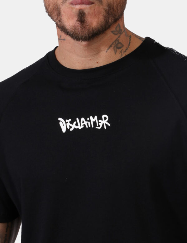 T-shirt Disclaimer Nero - T-shirt su sfondo nero con stampa logo brand bianco che richiama la sfumatura sulle maniche. La ve
