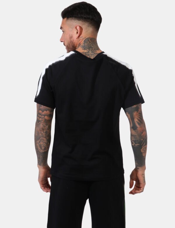 T-shirt Disclaimer Nero - T-shirt su sfondo nero con stampa logo brand bianco che richiama la sfumatura sulle maniche. La ve