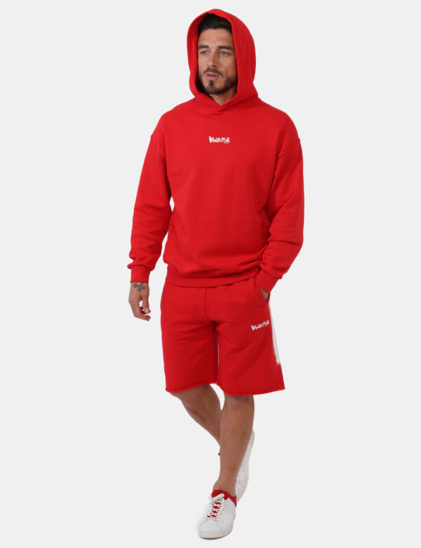 Bermuda Disclaimer Rosso - Bermuda felpati su base rosso scarlatto con stampa logo brand bianco che richiama la sfumatura la