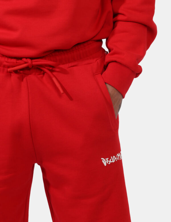 Bermuda Disclaimer Rosso - Bermuda felpati su base rosso scarlatto con stampa logo brand bianco che richiama la sfumatura la