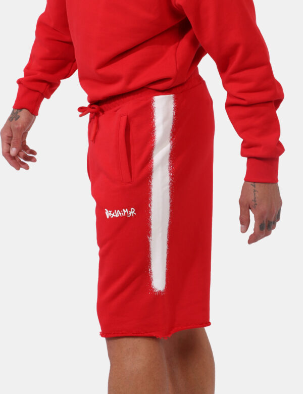 Bermuda Disclaimer Rosso - Bermuda felpati su base rosso scarlatto con stampa logo brand bianco che richiama la sfumatura la