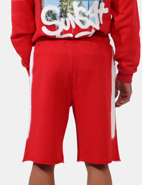 Bermuda Disclaimer Rosso - Bermuda felpati su base rosso scarlatto con stampa logo brand bianco che richiama la sfumatura la