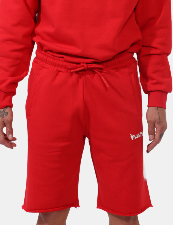 Bermuda Disclaimer Rosso - Bermuda felpati su base rosso scarlatto con stampa logo brand bianco che richiama la sfumatura la