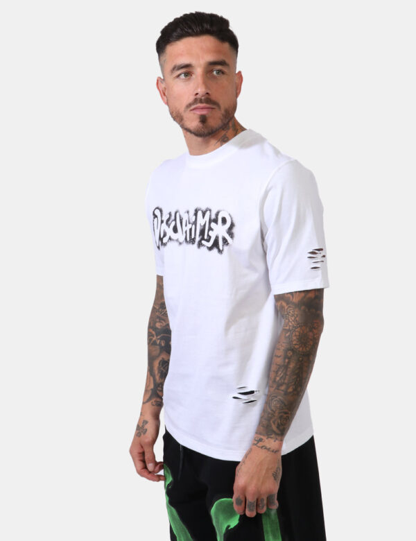 T-shirt Disclaimer Bianco - T-shirt su sfondo bianco con stampa logo brand sfumata bianco e nero. La vestibilità è morbida e