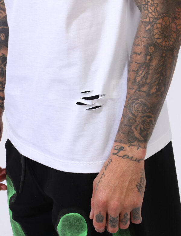 T-shirt Disclaimer Bianco - T-shirt su sfondo bianco con stampa logo brand sfumata bianco e nero. La vestibilità è morbida e