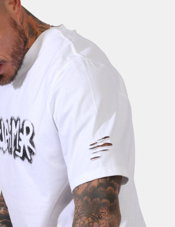 T-shirt Disclaimer Bianco - T-shirt su sfondo bianco con stampa logo brand sfumata bianco e nero. La vestibilità è morbida e