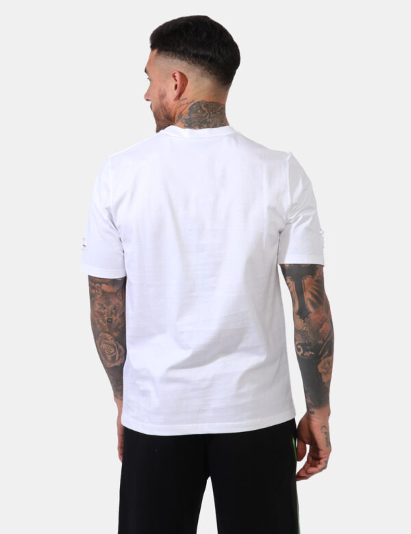 T-shirt Disclaimer Bianco - T-shirt su sfondo bianco con stampa logo brand sfumata bianco e nero. La vestibilità è morbida e