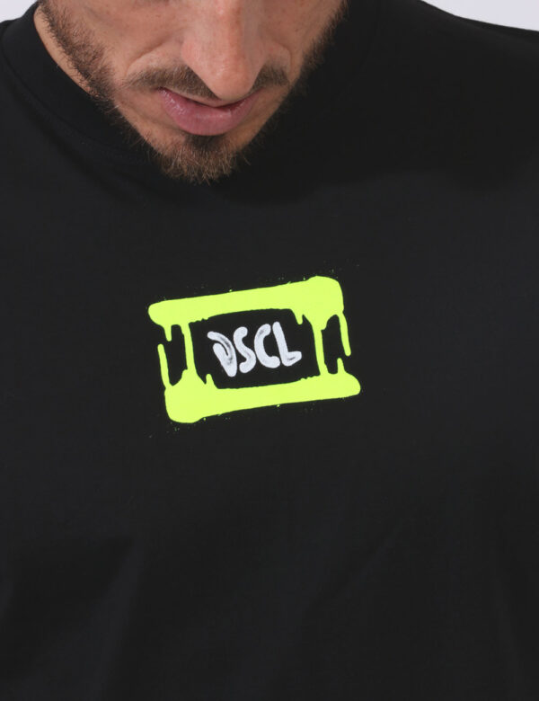 T-shirt Disclaimer Nero - T-shirt su sfondo nero con stampa logo brand in giallo fluo. La vestibilità è morbida e regolare.