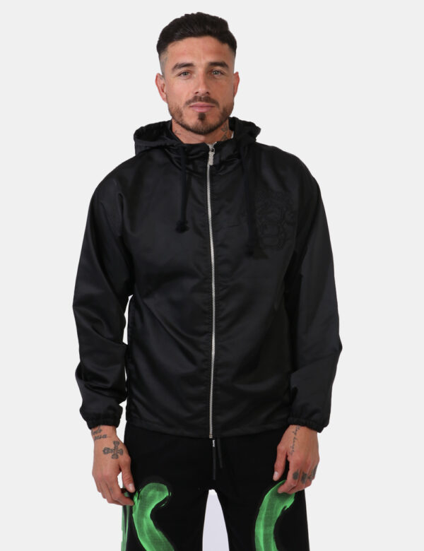Giacca Disclaimer Nero - Giacca con cappuccio in total nero simil acetato. Presenti tasche a taglio trasversale. La vestibil