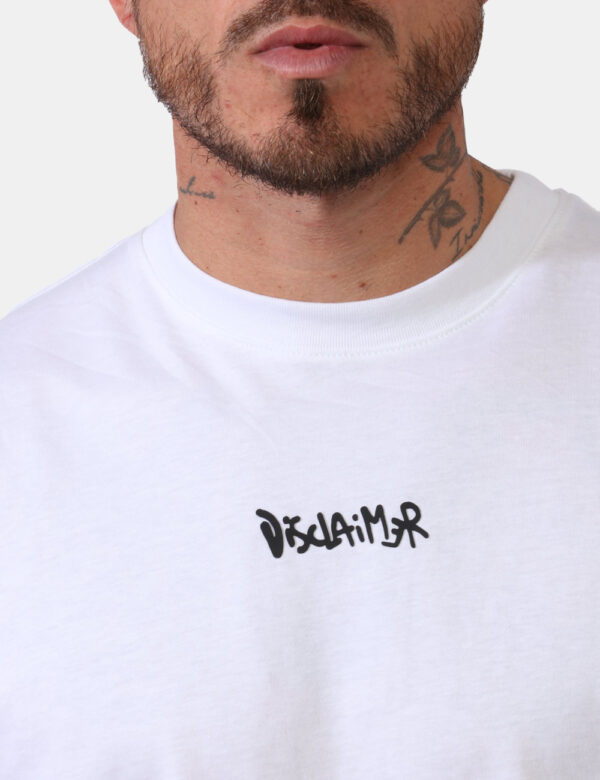 T-shirt Disclaimer Bianco - T-shirt su sfondo bianco con stampa logo brand nero sul fronte e big stampa logo brand in rosso