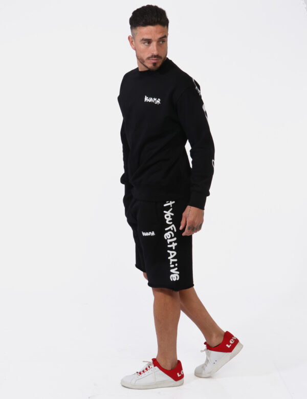 Bermuda Disclaimer Nero - Bermuda felpati su base nera con stampa logo brand bianco che richiama quella laterale. Presenti t