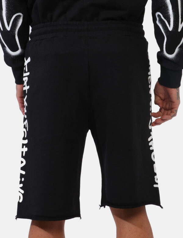 Bermuda Disclaimer Nero - Bermuda felpati su base nera con stampa logo brand bianco che richiama quella laterale. Presenti t