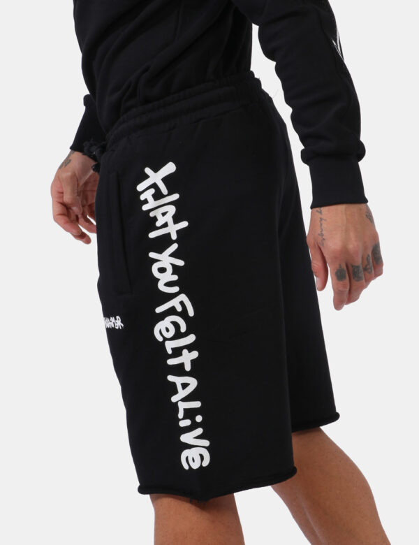 Bermuda Disclaimer Nero - Bermuda felpati su base nera con stampa logo brand bianco che richiama quella laterale. Presenti t