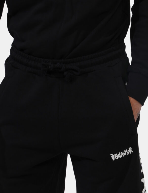 Bermuda Disclaimer Nero - Bermuda felpati su base nera con stampa logo brand bianco che richiama quella laterale. Presenti t