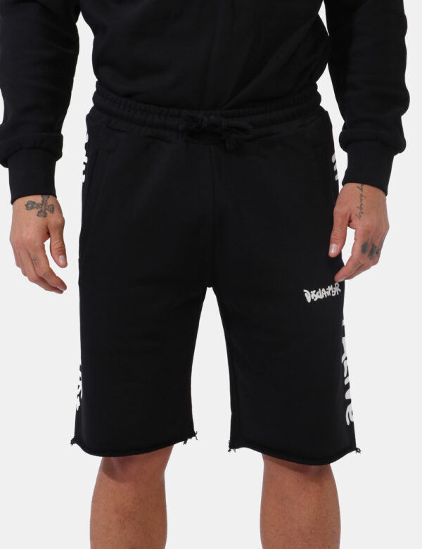 Bermuda Disclaimer Nero - Bermuda felpati su base nera con stampa logo brand bianco che richiama quella laterale. Presenti t