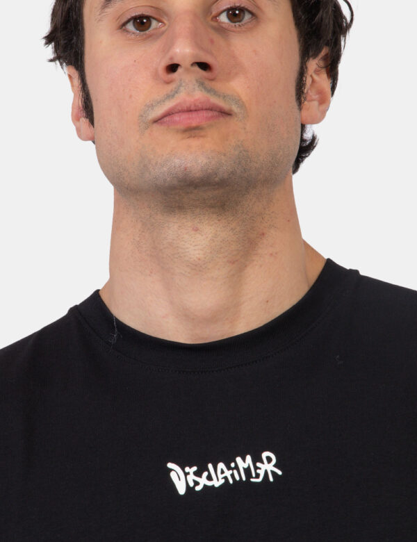 T-shirt Disclaimer Nero - T-shirt giromanica su sfondo nero con stampa logo brand bianco sul fronte. Presente big stampa in