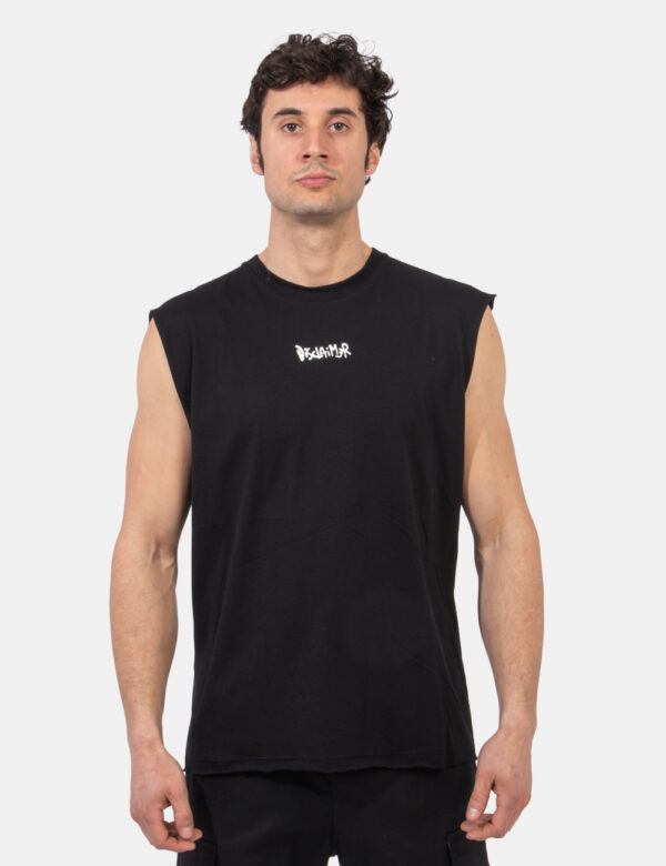 T-shirt Disclaimer Nero - T-shirt giromanica su sfondo nero con stampa logo brand bianco sul fronte. Presente big stampa in