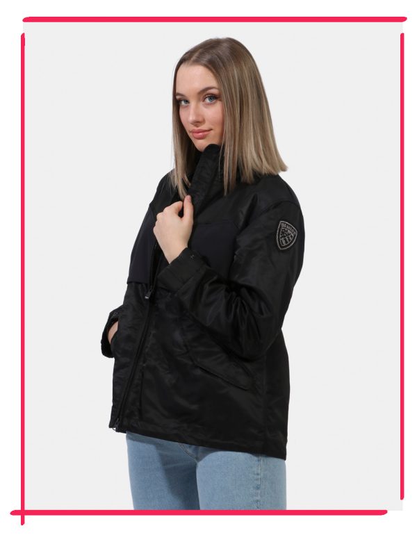 Giacca Blauer Nero - Giacca simil giubbino leggero in total nero con cappuccio nel girocollo. Presenti tasche a taglio trasv